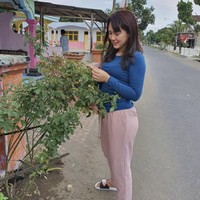 Happy Asmara merupakan salah satu pedangdut terkenal di Indonesia. Soal urusan busana, sang penyanyi mengaku tak mau ribet dan memilih tampil sederhana. “Baju 24 ribu, celana 52 ribu” tulisnya. Foto: Instagram