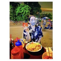 Via Vallen tampil sederhana saat makan nasi goreng di pinggir jalan. Pelantun lagu sayang itu mengenakan setelan piyama bercorak burung. Foto: Instagram