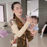 Pakai daster sambil gendong bayi, Zaskia Gotix tampak menikmati perannya sebagai ibu. Meskipun tampil tanpa makeup, wajahnya pun tetap memesona. Foto: Instagram