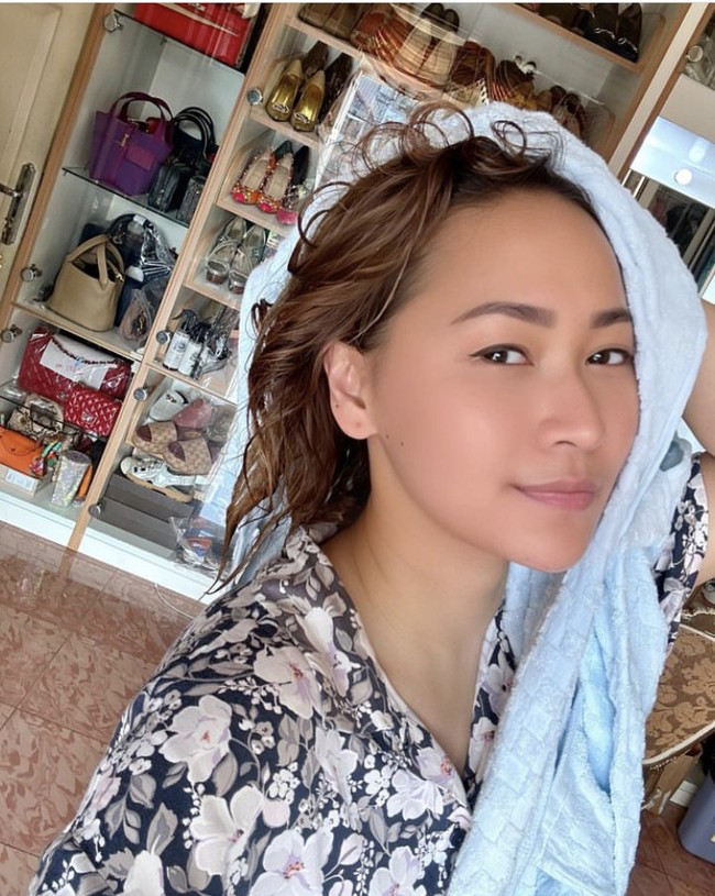 Ini gaya rumahan Inul Daratista yang mengenakan setelan piyama. Bagaimana menurutmu dengan gaya sederhana istri Adam Suseno ini? Foto: Instagram