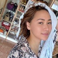 Ini gaya rumahan Inul Daratista yang mengenakan setelan piyama. Bagaimana menurutmu dengan gaya sederhana istri Adam Suseno ini? Foto: Instagram