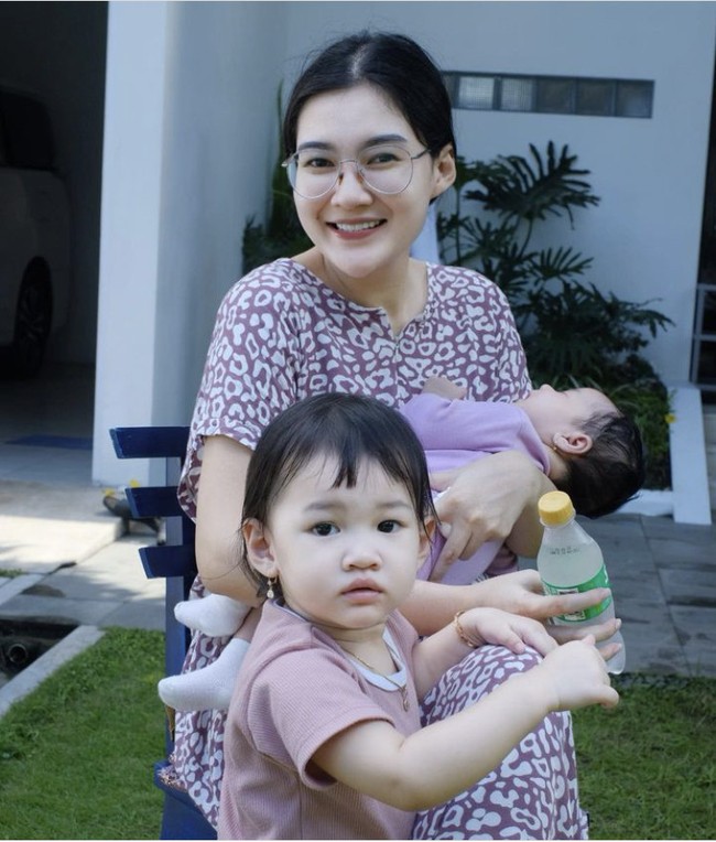 Nella Kharisma tetap terlihat cantik dan memesona saat mengenakan daster, sambil momong anak. Penampilannya yang tetap glowing meski dasteran ini banjir pujian netizen. Foto: Instagram