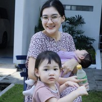 Nella Kharisma tetap terlihat cantik dan memesona saat mengenakan daster, sambil momong anak. Penampilannya yang tetap glowing meski dasteran ini banjir pujian netizen. Foto: Instagram