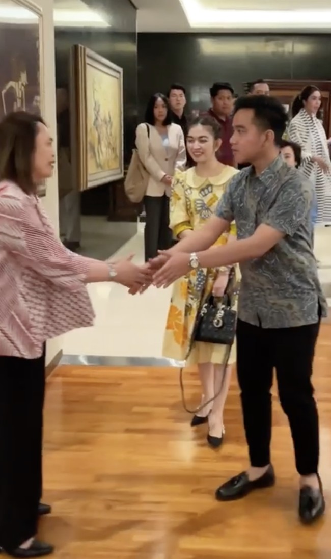 Tas tersebut termasuk dalam seri spesial ABCDIOR, terlihat dari hiasan berupa badges alfabet yang menggantung di gagang tas. Pilihan hurufnya dapat disesuaikan dengan keinginan pembeli. (Foto: Instagram/@gandisulis)