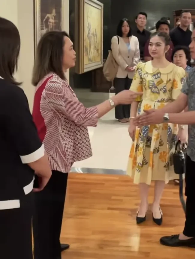 Tak hanya tas, sepatu Selvi juga bermerek rumah mode asal Prancis itu. Ia disebut memakai Slingback Pumps Canvas Black yang dihiasi pita putih bertulisan “J’ADIOR”, kependekan dari “J’adore Dior” yang berarti ‘aku cinta Dior’. (Foto: Instagram/@gandisulis)