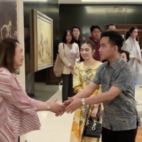 Tas tersebut termasuk dalam seri spesial ABCDIOR, terlihat dari hiasan berupa badges alfabet yang menggantung di gagang tas. Pilihan hurufnya dapat disesuaikan dengan keinginan pembeli. (Foto: Instagram/@gandisulis)