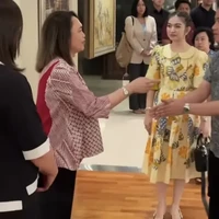 Tak hanya tas, sepatu Selvi juga bermerek rumah mode asal Prancis itu. Ia disebut memakai Slingback Pumps Canvas Black yang dihiasi pita putih bertulisan “J’ADIOR”, kependekan dari “J’adore Dior” yang berarti ‘aku cinta Dior’. (Foto: Instagram/@gandisulis)