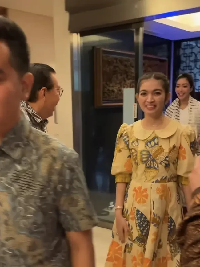 Di video yang diunggah Gandi Sulistiyanto di Instagram, terusan yang membaluti Selvi hadir dengan kerah bergaya vintage dan lengan yang jatuh hingga ke sikunya. Adapun bagian roknya dibuat dengan cutting flare sehingga semakin memberikan kesan feminin. (Foto: Instagram/@gandisulis)