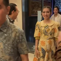 Di video yang diunggah Gandi Sulistiyanto di Instagram, terusan yang membaluti Selvi hadir dengan kerah bergaya vintage dan lengan yang jatuh hingga ke sikunya. Adapun bagian roknya dibuat dengan cutting flare sehingga semakin memberikan kesan feminin. (Foto: Instagram/@gandisulis)