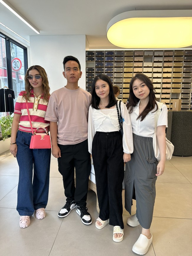 Poloshirt berlogo monogram Gucci menjadi pilihan untuk atasan, dipadu dengan baggy jeans. Tidak ketinggalan tas pink mencolok Louis Vuitton, kacamata hitam bergaya 90an, dan sepatu sandal karet Monolith berwarna senada dari Prada. (Foto: Twitter/@haniegetti)