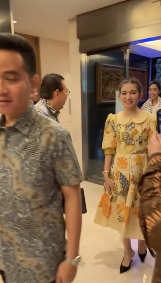 Ia juga tampak memakai jam tangan emas yang senada dengan busananya. Aksesori keluaran luxury brand yang kerap menemani gaya Selvi pun tak absen kali ini. Giliran tas ikonis Lady Dior yang menjadi andalannya. (Foto: Instagram/@gandisulis)