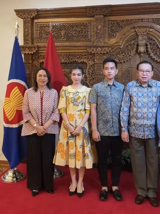 Dalam lawatan ke Seoul belum lama ini, Wali Kota Solo Gibran Rakabuming dan istrinya, Selvi Ananda, menyambangi KBRI Korea Selatan dan disambut Duta Besar Gandi Sulistiyanto. Dalam kesempatan tersebut, Selvi hadir dalam balutan dress kuning bernuansa batik. (Foto: Instagram/@gandisulis)