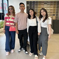 Penampilan berikutnya yang paling mengalihkan atensi setelah eorang netizen asal Indonesia mengunggah foto bersama Gibran dan Selvi yang ditemuinya secara tak sengaja di Seoul. Tampak Selvi bergaya santai dengan street style look. (Foto: Twitter/@haniegetti)