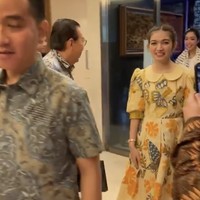 Ia juga tampak memakai jam tangan emas yang senada dengan busananya. Aksesori keluaran luxury brand yang kerap menemani gaya Selvi pun tak absen kali ini. Giliran tas ikonis Lady Dior yang menjadi andalannya. (Foto: Instagram/@gandisulis)