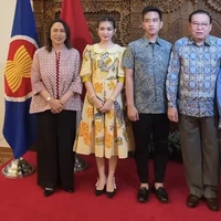 Dalam lawatan ke Seoul belum lama ini, Wali Kota Solo Gibran Rakabuming dan istrinya, Selvi Ananda, menyambangi KBRI Korea Selatan dan disambut Duta Besar Gandi Sulistiyanto. Dalam kesempatan tersebut, Selvi hadir dalam balutan dress kuning bernuansa batik. (Foto: Instagram/@gandisulis)