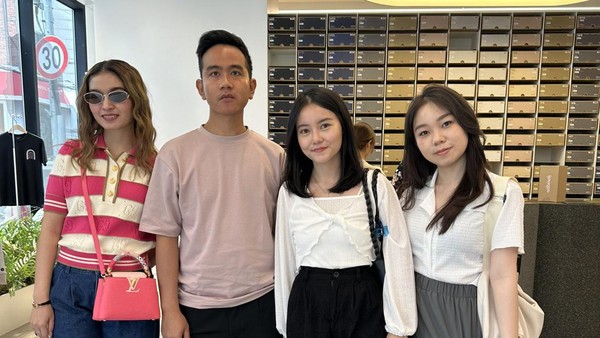 Foto: Gaya Stylish Selvi Ananda di Korsel, Pakai Dress Batik Hingga Gucci