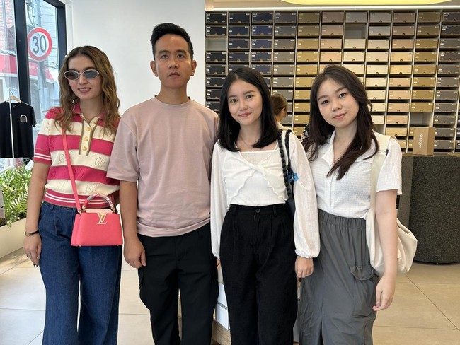 Penampilan berikutnya yang paling mengalihkan atensi setelah eorang netizen asal Indonesia mengunggah foto bersama Gibran dan Selvi yang ditemuinya secara tak sengaja di Seoul. Tampak Selvi bergaya santai dengan street style look. (Foto: Twitter/@haniegetti)