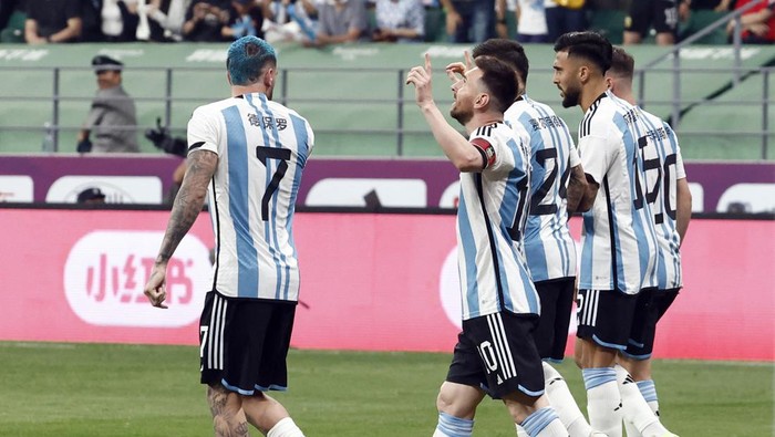 Soccer Football - Friendly - Argentina v Australia - Workers Stadium, Beijing, China - June 15, 2023 Argentinas Lionel Messi shakes hands with Australias Denis Genreau after winning the match REUTERS/Thomas Peter