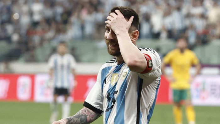 Soccer Football - Friendly - Argentina v Australia - Workers Stadium, Beijing, China - June 15, 2023 Argentinas Lionel Messi shakes hands with Australias Denis Genreau after winning the match REUTERS/Thomas Peter