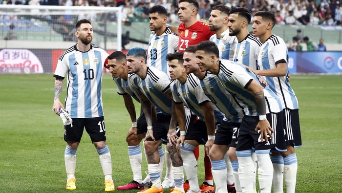 Soccer Football - Friendly - Argentina v Australia - Workers Stadium, Beijing, China - June 15, 2023 Argentinas Lionel Messi shakes hands with Australias Denis Genreau after winning the match REUTERS/Thomas Peter