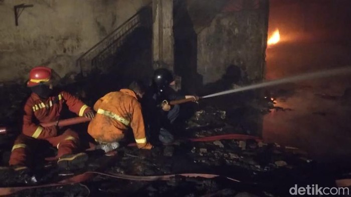 Kebakaran gudang sepatu dan sandal di Kota Gorontalo sudah 19 jam belum padam.