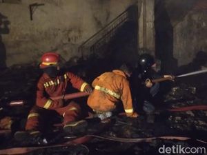 Petugas Damkar Sulit Jangkau Titik Api di Gudang Sepatu-Sandal Gorontalo
