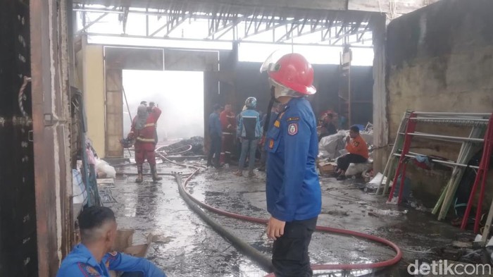 Bangunan gudang sepatu dan sandal di Kota Gorontalo ludes terbakar.