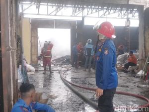 5 Fakta 34 Jam Kebakaran Gudang Sepatu-Sandal di Gorontalo