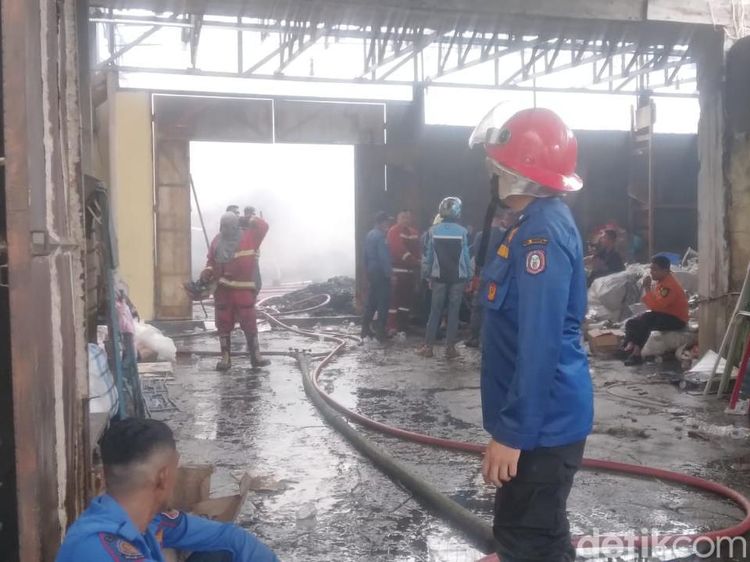 Potret 17 Jam Kebakaran Hebat Gudang Sepatu dan Sandal di Gorontalo