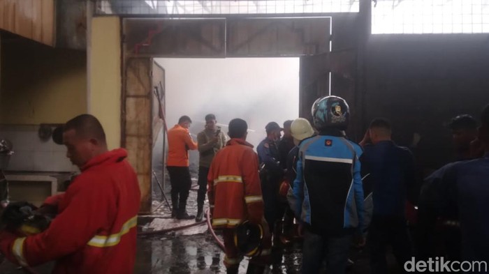 Kebakaran gudang sepatu dan sandal di Kota Gorontalo.