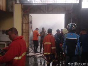 Kebakaran Gudang Sepatu-Sandal di Gorontalo Diduga Akibat Korsleting Listrik