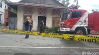 Kabag Ops Polresta Gorontalo Kompol Suharjo mengatakan kebakaran terjadi diduga akibat arus pendek listrik. Api dengan cepat membesar karena bahan dalam gudang merupakan sepatu dan sandal.
