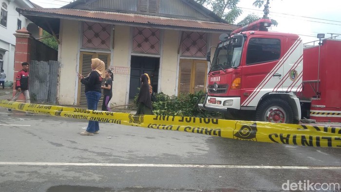 5 rumah warga ikut terbakar saat gudang sepatu dan sandal kebakaran di Kota Gorontalo.