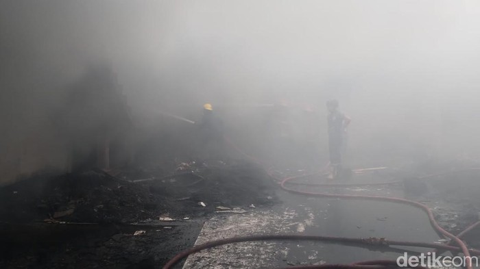 Kebakaran gudang sepatu dan sandal serta 5 rumah warga di Kota Gorontalo sudah 17 jam belum padam.