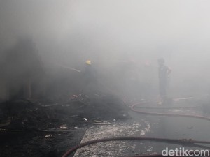 17 Jam Kebakaran Gudang Sepatu-Sandal Gorontalo, Api Diduga dari Rumah Warga