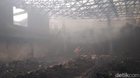 Kebakaran itu terjadi di Jalan Teungku Umar, Kelurahan Limba B, Kecamatan Kota Selatan, Kota Gorontalo pada Jumat (16/6) sekitar pukul 00.50 Wita. Aparat kepolisian menutup sementara Jalan Teungku Umar.