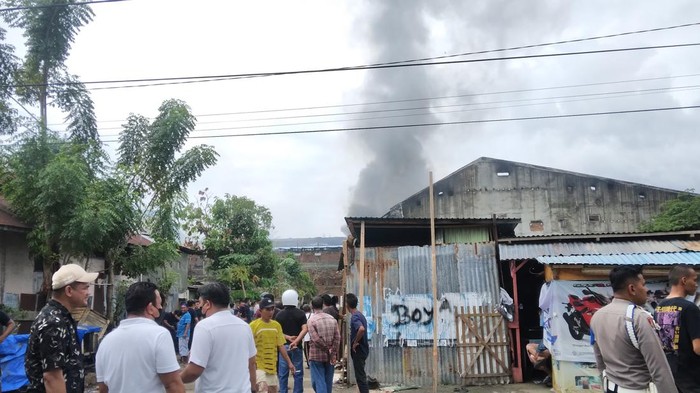 Bangunan gudang sepatu dan sandal di Kota Gorontalo ludes terbakar.