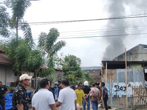 5 Rumah Warga Ikut Terbakar saat Gudang Sepatu-Sandal di Gorontalo Kebakaran