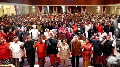 Gubernur Jawa Tengah Ganjar Pranowo dan Gubernur Bali Wayan Koster melakukan penandatanganan nota kesepahaman atau MoU bidang kesenian (dok. Ist)