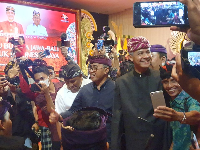 Gubernur Jawa Tengah Ganjar Pranowo saat acara “Temu Budaya Jawa-Bali Untuk Indonesia Raya” di Prime Plaza Hotel Sanur, Denpasar, Jumat (16/6/2023). (Ronatal Siahaan/detikBali).