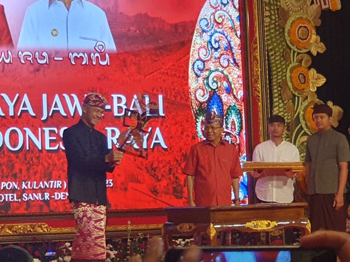 Gubernur Jawa Tengah Ganjar Pranowo saat acara “Temu Budaya Jawa-Bali Untuk Indonesia Raya” di Prime Plaza Hotel Sanur, Denpasar, Jumat (16/6/2023). (Ronatal Siahaan/detikBali).