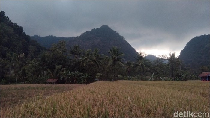 Gunung Goong di Desa Balagedog, Kecamatan Sindangwangi, Kabupaten Majalengka.