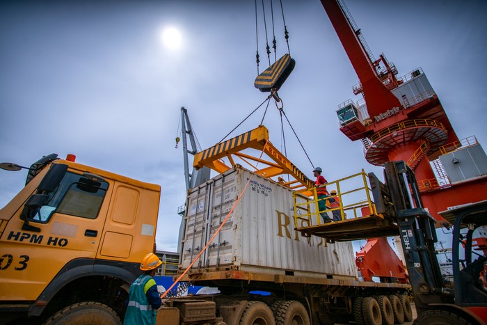 PT Halmahera Persada Lygend (PT HPL) resmi melakukan ekspor perdana nikel sulfat di Pulau Obi, Halmahera Selatan, Provinsi Maluku Utara, Jumat (16/6/2023). Sebanyak 5.584 ton nikel sulfat yang dikemas dalam 290 kontainer siap dikapalkan ke salah satu mitra bisnis NCKL yang berada di China.