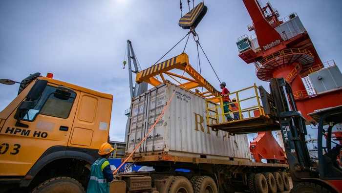 PT Halmahera Persada Lygend (PT HPL) resmi melakukan ekspor perdana nikel sulfat di Pulau Obi, Halmahera Selatan, Provinsi Maluku Utara, Jumat (16/6/2023). Sebanyak 5.584 ton nikel sulfat yang dikemas dalam 290 kontainer siap dikapalkan ke salah satu mitra bisnis NCKL yang berada di China.