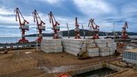 PT Halmahera Persada Lygend (PT HPL) resmi melakukan ekspor perdana nikel sulfat di Pulau Obi, Halmahera Selatan, Provinsi Maluku Utara, Jumat (16/6/2023). Sebanyak 5.584 ton nikel sulfat yang dikemas dalam 290 kontainer siap dikapalkan ke salah satu mitra bisnis NCKL yang berada di China.