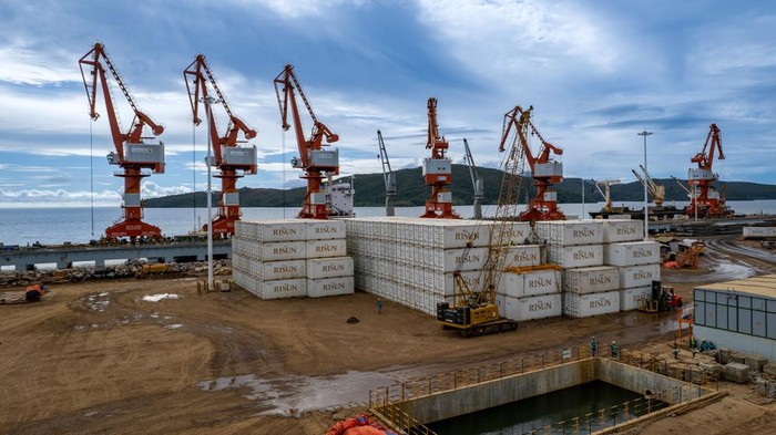 PT Halmahera Persada Lygend (PT HPL) resmi melakukan ekspor perdana nikel sulfat di Pulau Obi, Halmahera Selatan, Provinsi Maluku Utara, Jumat (16/6/2023). Sebanyak 5.584 ton nikel sulfat yang dikemas dalam 290 kontainer siap dikapalkan ke salah satu mitra bisnis NCKL yang berada di China.