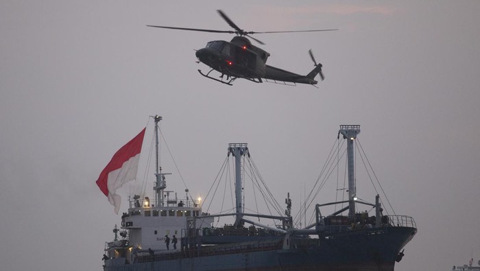 Prajurit Komando Operasi Khusus (Koopssus) TNI beraksi pada latihan penanggulangan terorisme di Pelabuhan Cirebon, Jawa Barat, Jumat (16/6/2023). Latihan Aksi Khusus semester pertama Koopssus TNI itu untuk menguji kesiapsiagaan prajurit dalam melaksanakan operasi penanggulangan terorisme.