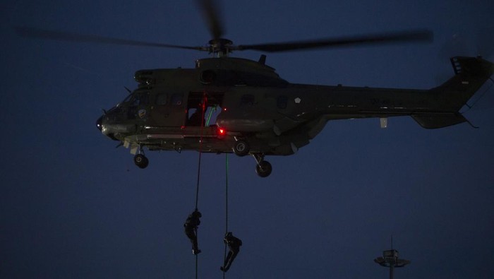 Prajurit Komando Operasi Khusus (Koopssus) TNI beraksi pada latihan penanggulangan terorisme di Pelabuhan Cirebon, Jawa Barat, Jumat (16/6/2023). Latihan Aksi Khusus semester pertama Koopssus TNI itu untuk menguji kesiapsiagaan prajurit dalam melaksanakan operasi penanggulangan terorisme.