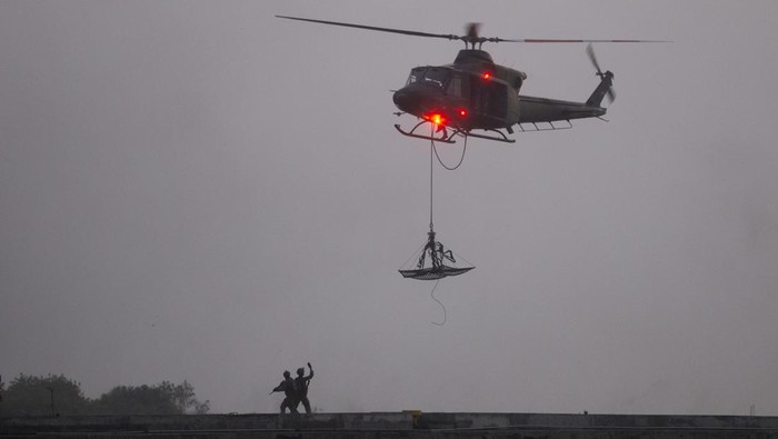 Prajurit Komando Operasi Khusus (Koopssus) TNI beraksi pada latihan penanggulangan terorisme di Pelabuhan Cirebon, Jawa Barat, Jumat (16/6/2023). Latihan Aksi Khusus semester pertama Koopssus TNI itu untuk menguji kesiapsiagaan prajurit dalam melaksanakan operasi penanggulangan terorisme.