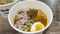 Sementara di lantai dua ada tenant jajanan aci, hidangan kari, gudeg hingga rawon. Semua kuliner tersebut dikemas dalam wadah praktis. Foto: detikcom/Riska Fitria